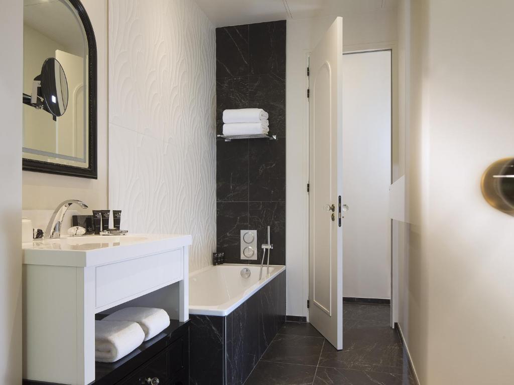 Deluxe Double or Twin Room - Image 7