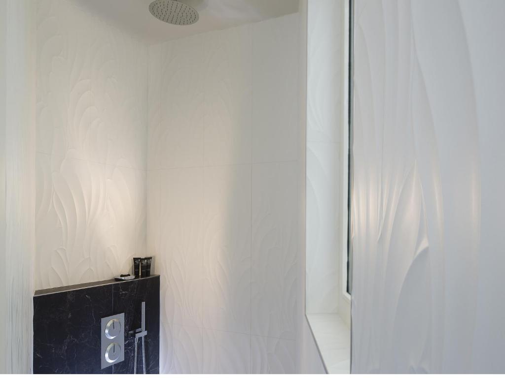 Deluxe Double or Twin Room - Image 8