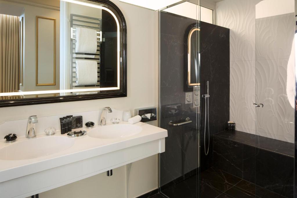 Deluxe Double Room with Patio - Image 1