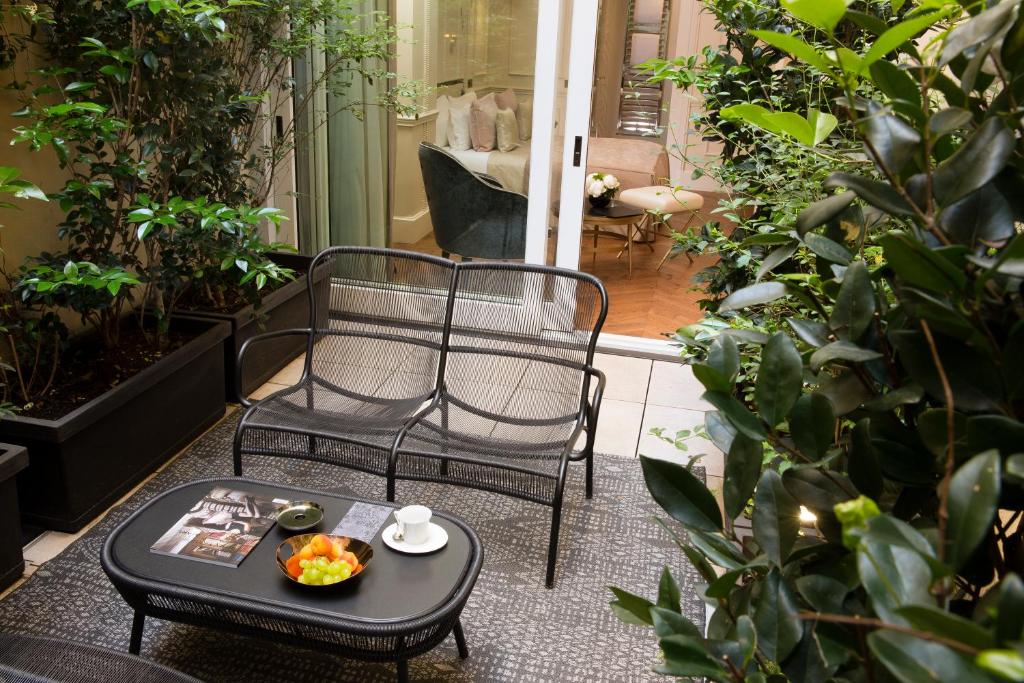 Deluxe Double Room with Patio - Image 3