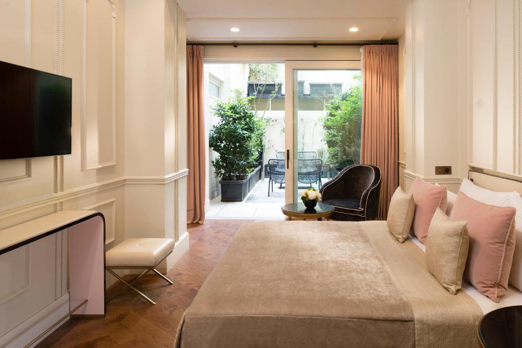 Deluxe Double Room with Patio - Image 5