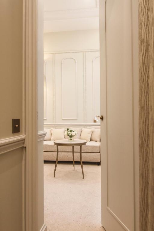 Junior Suite with living room - Image 3