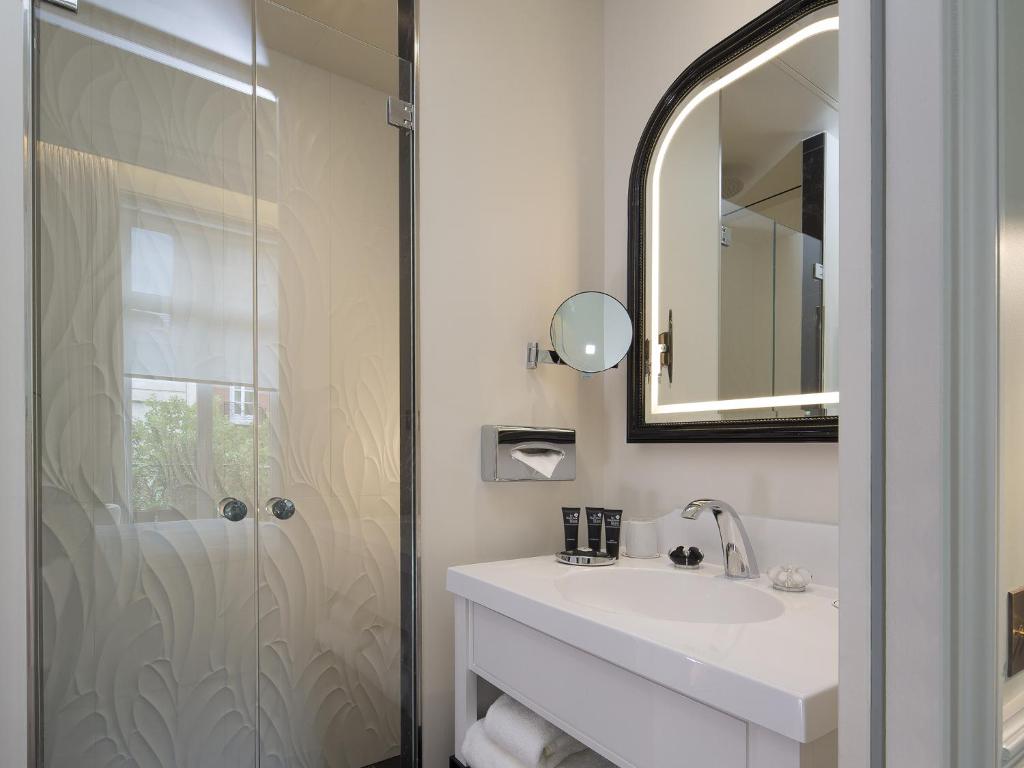 Superior Double Room - Image 10