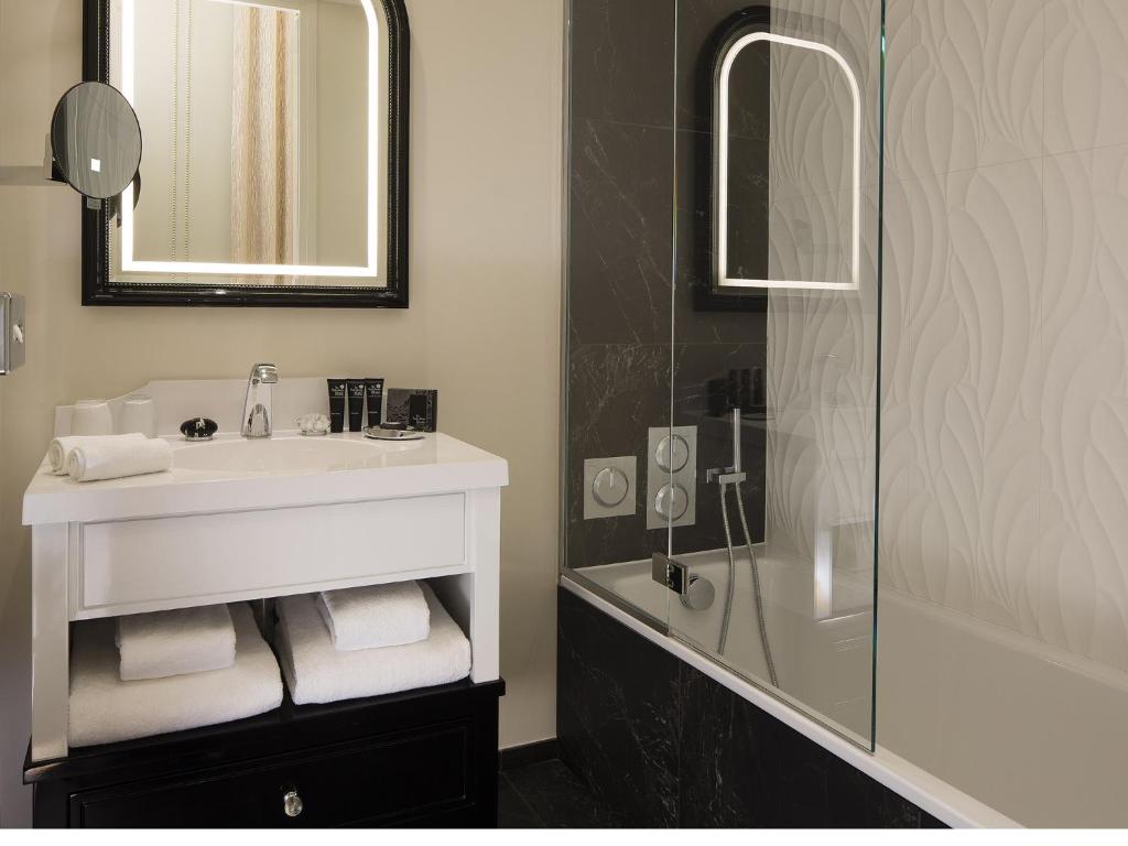 Superior Double Room - Image 9