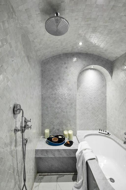 Suite with hammam - Image 11