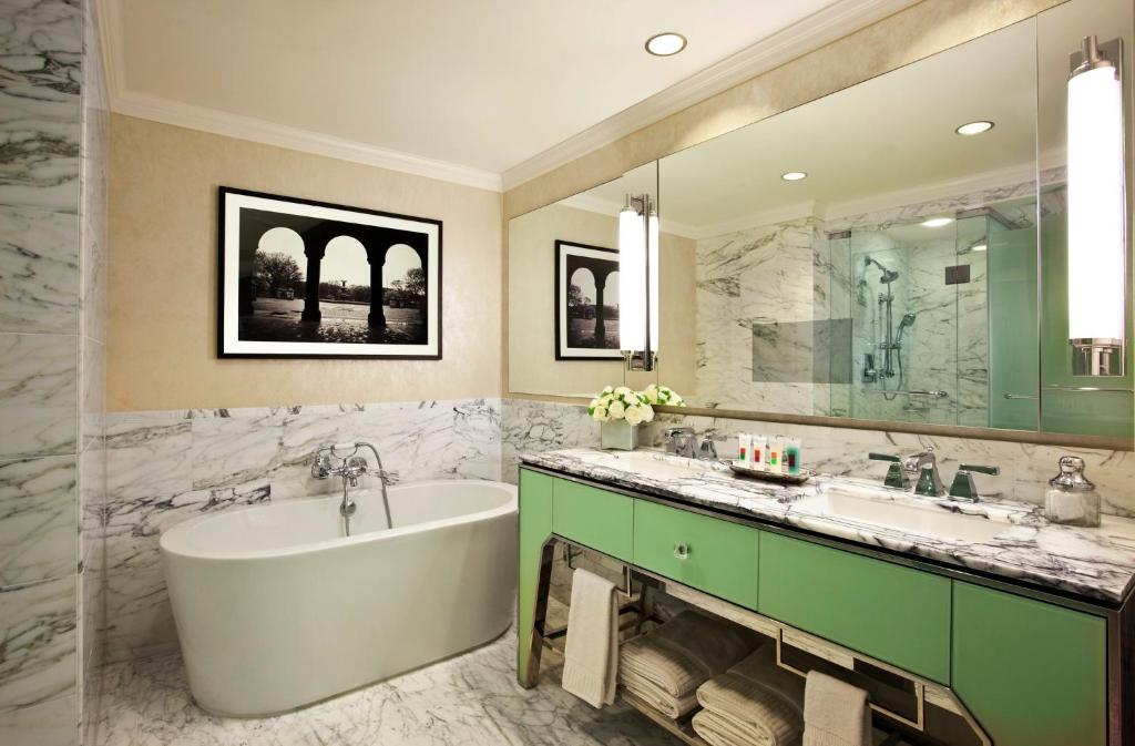 Grand Double Room with Two Double Beds - Image 2