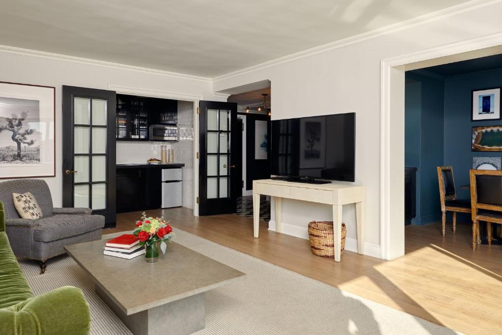 Nate Berkus 1-Bedroom Apartment - Image 5