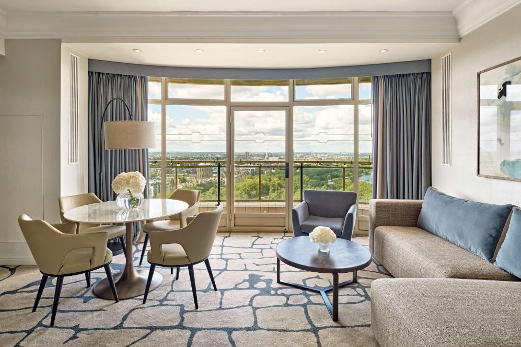 Executive Park Lane Suite with Lounge Access - Image 2