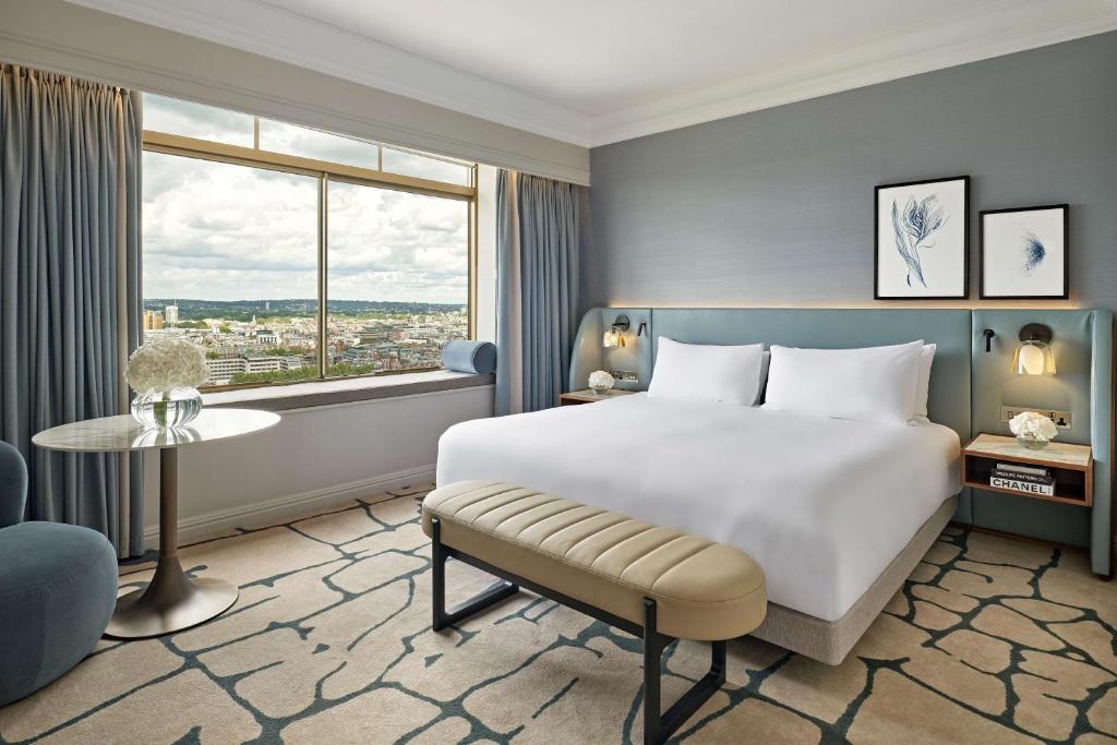 Executive Park Lane Suite with Lounge Access - Image 3
