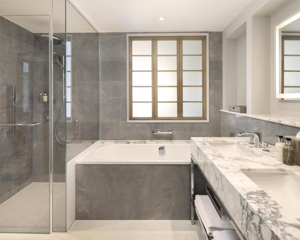 Executive Park Lane Suite with Lounge Access - Image 4