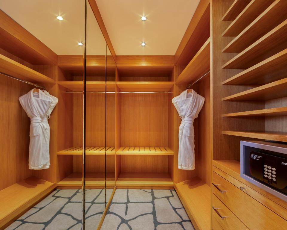 Family Room - Image 4