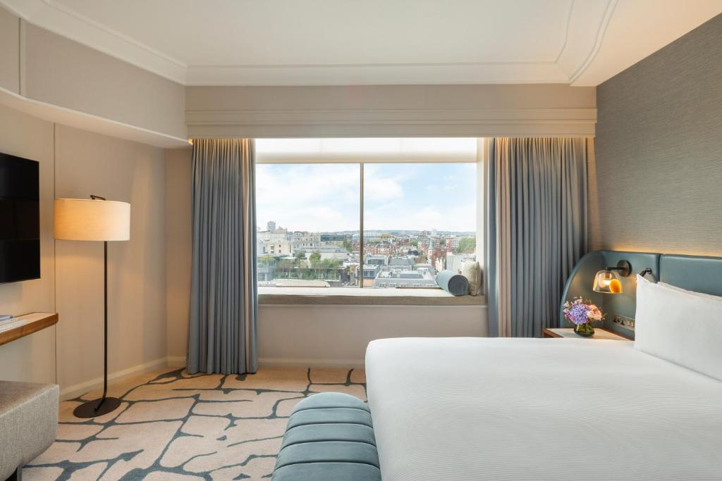 Three-Bedroom Suite with Hyde Park and Park Lane View - Image 5