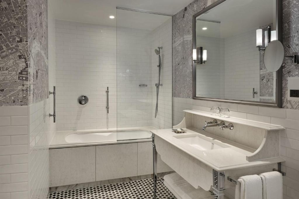 Deluxe Double Room with Two Double Beds - Image 4