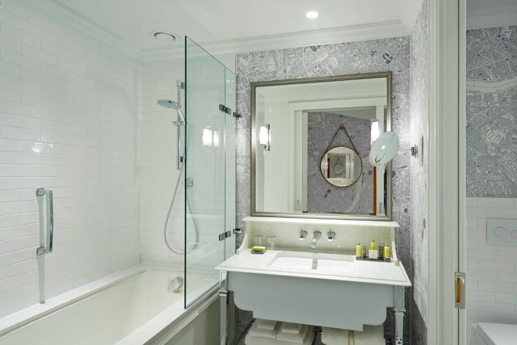 Deluxe Double Room with Two Double Beds - Image 5