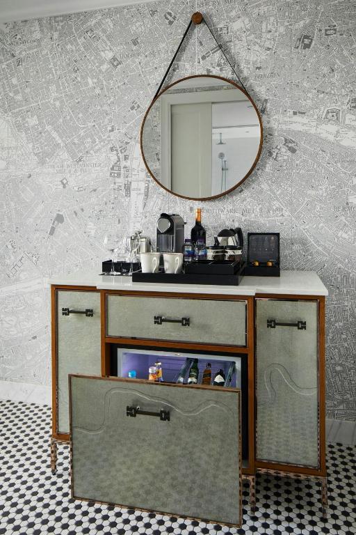 Deluxe Double Room with Two Double Beds - Image 9