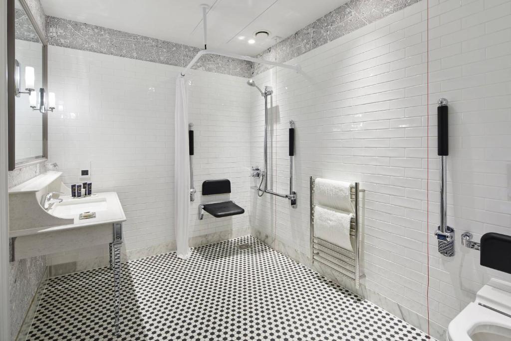 Deluxe King Room - Image 2