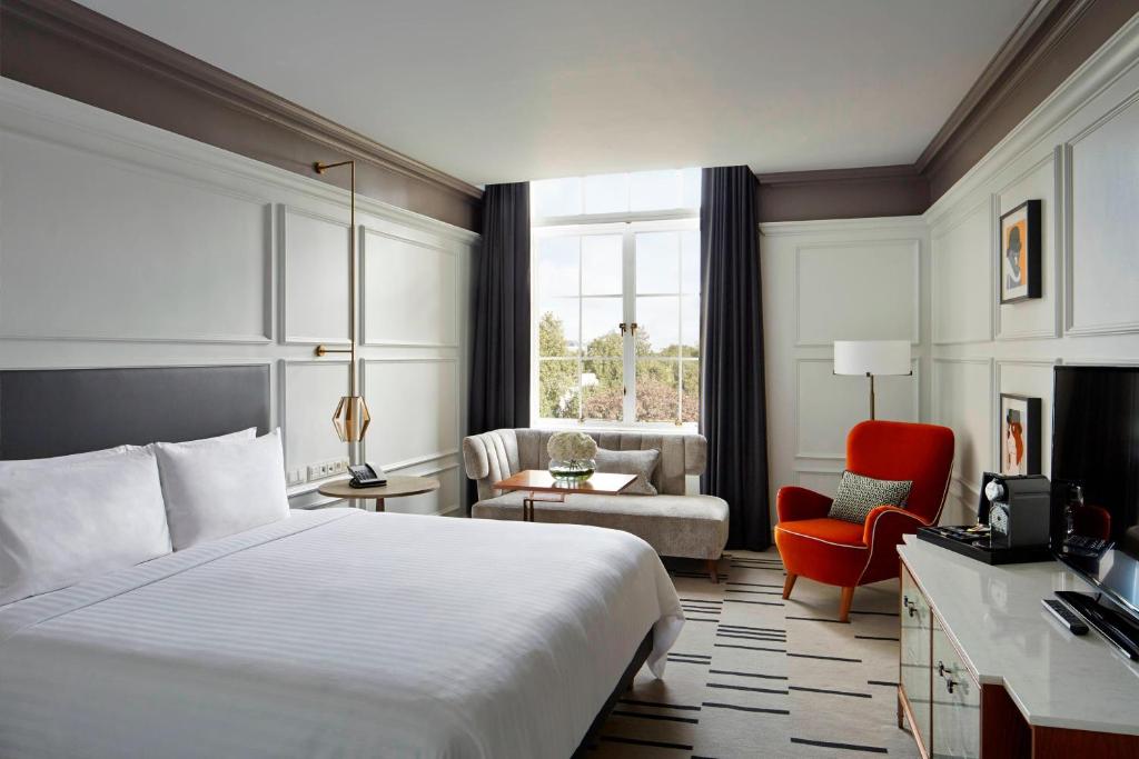 Deluxe King Room - Image 1