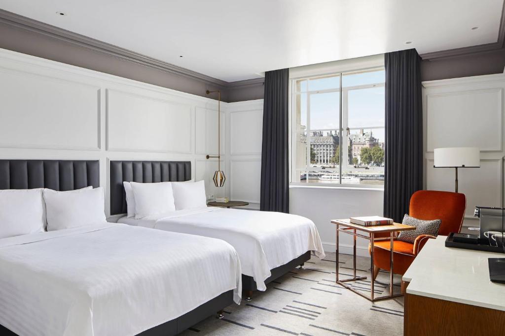Double Room with Two Double Beds and River View - Image 1