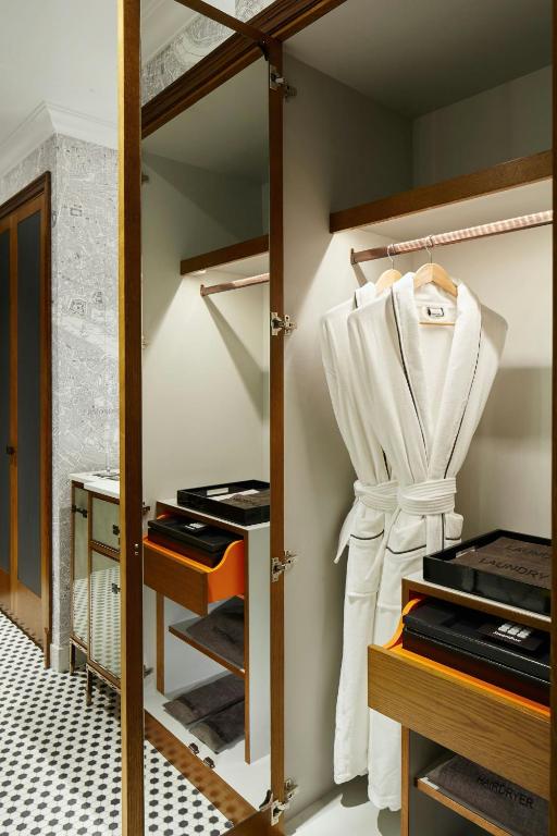 Executive Room with Lounge Access - Image 7
