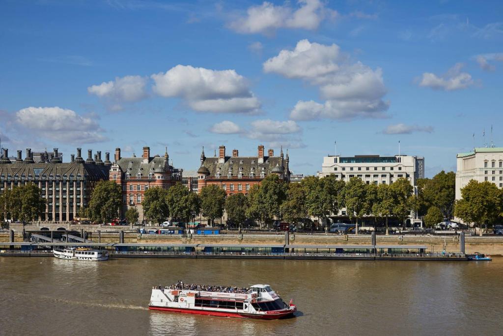 King Room with Balcony and River Thames View - Image 3