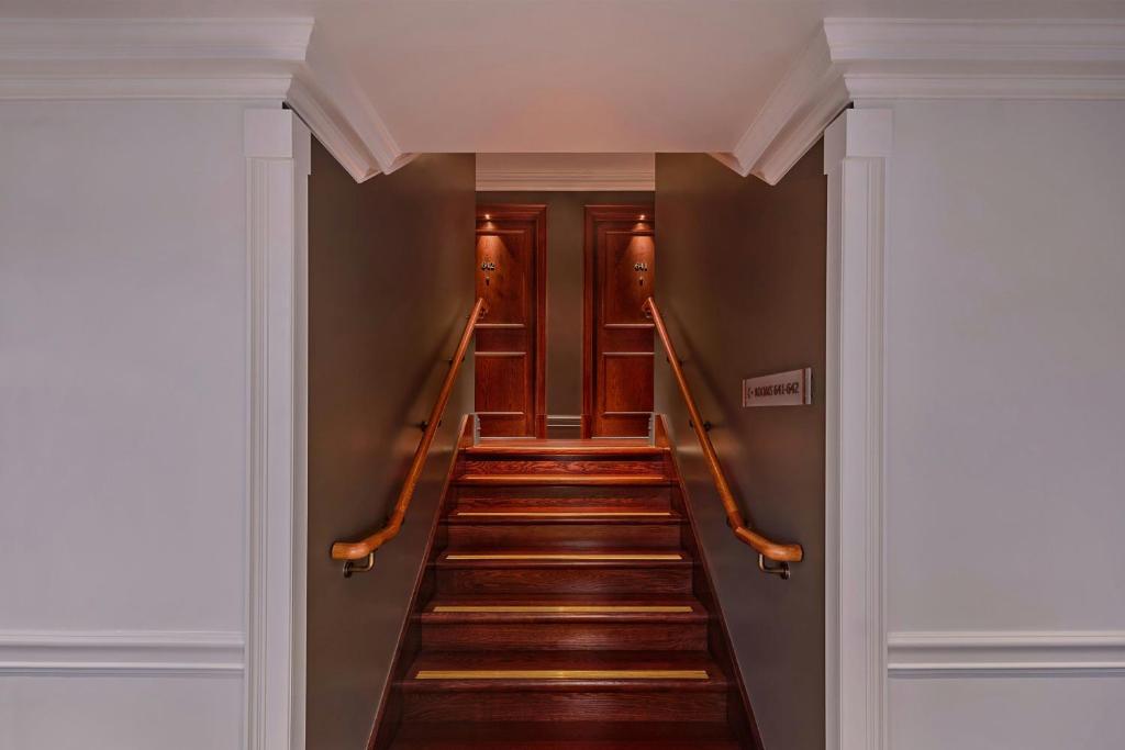 King Room with Balcony and River Thames View - Image 7