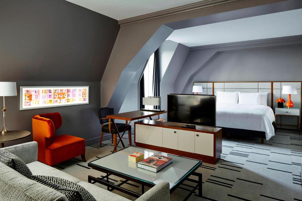 Suite with Balcony and Lounge Access - Image 1