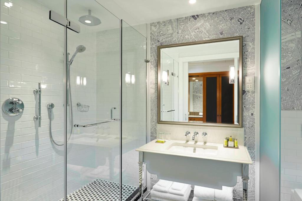 Suite with Balcony and Lounge Access - Image 6