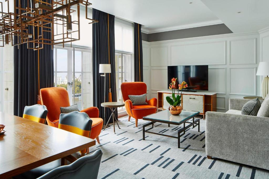 Suite with River View and Lounge Access - Image 7