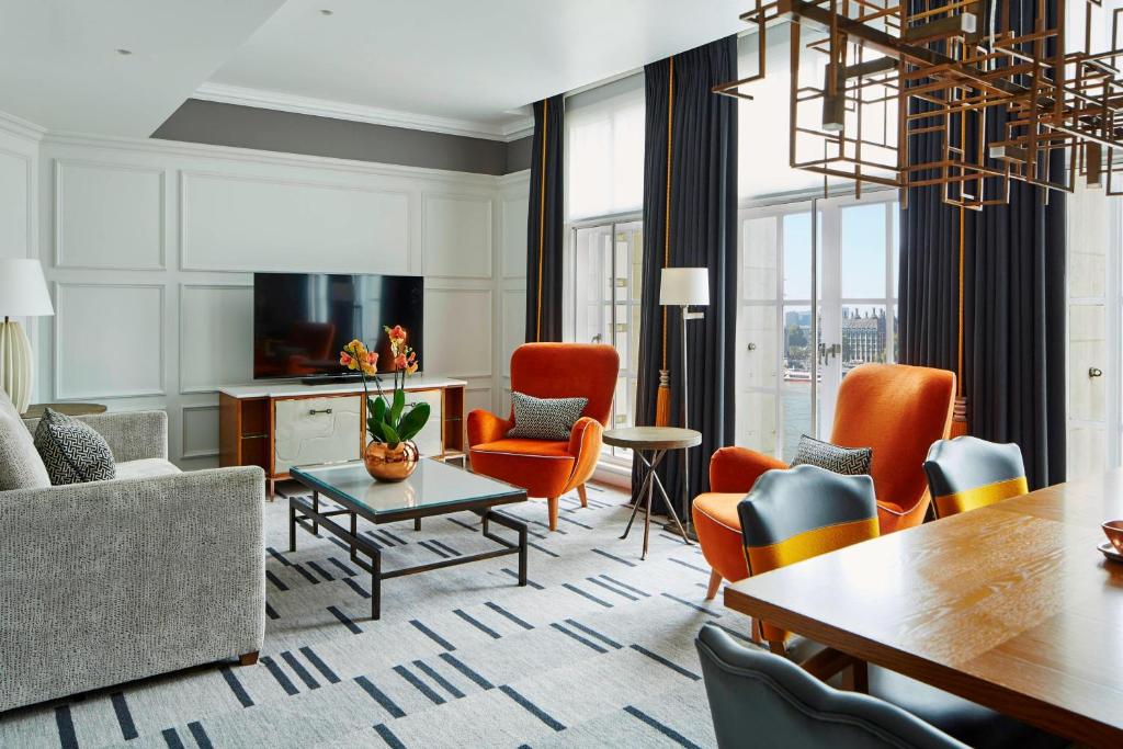 Suite with River View and Lounge Access - Image 8