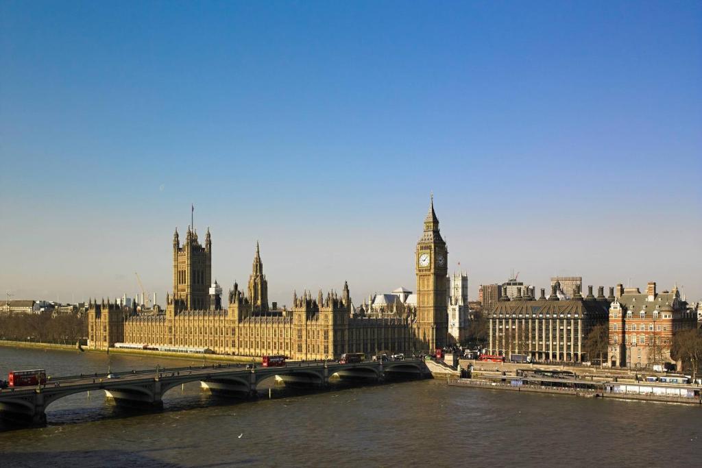 Superior King Room with View of Big Ben - Image 2