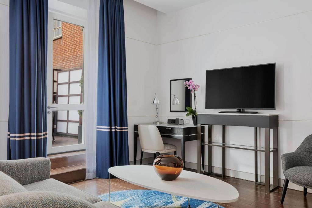 Balcony Suite with Executive Lounge Access - Image 1