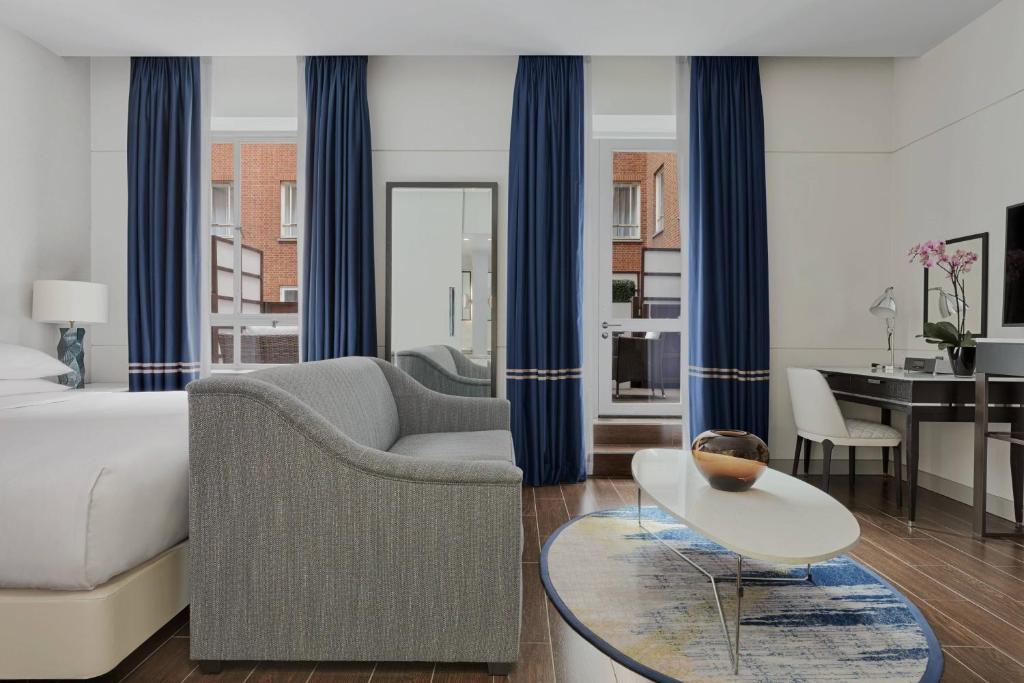 Balcony Suite with Executive Lounge Access - Image 2