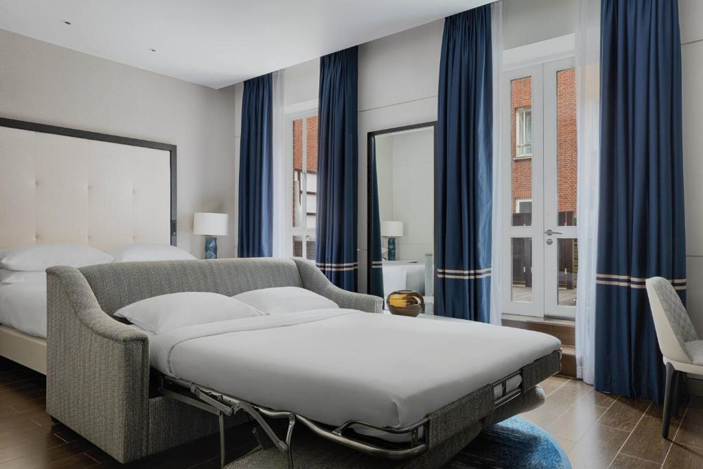 Balcony Suite with Executive Lounge Access - Image 4