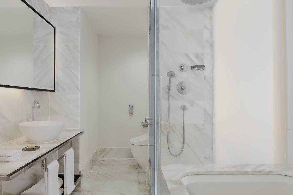 Balcony Suite with Executive Lounge Access - Image 5