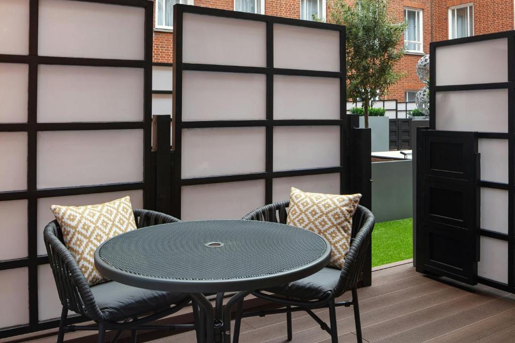 Balcony Suite with Executive Lounge Access - Image 8