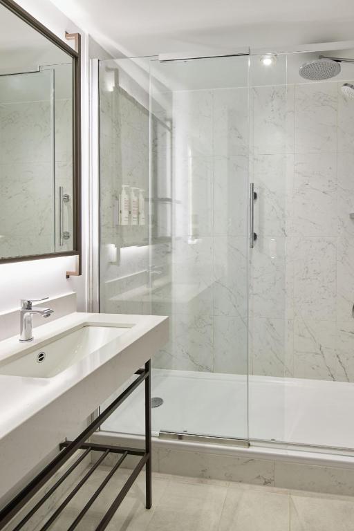 Deluxe King, Guest room, 1 King - Image 3