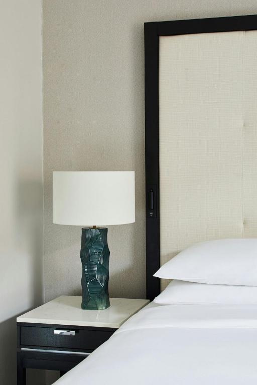 Deluxe King, Guest room, 1 King - Image 5