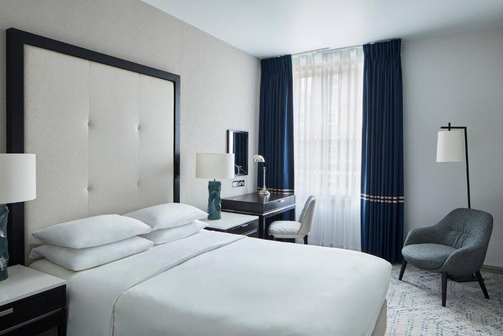 Deluxe Room, 1 Queen - Image 2