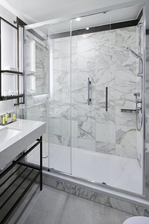 Deluxe Room, 1 Queen - Image 3