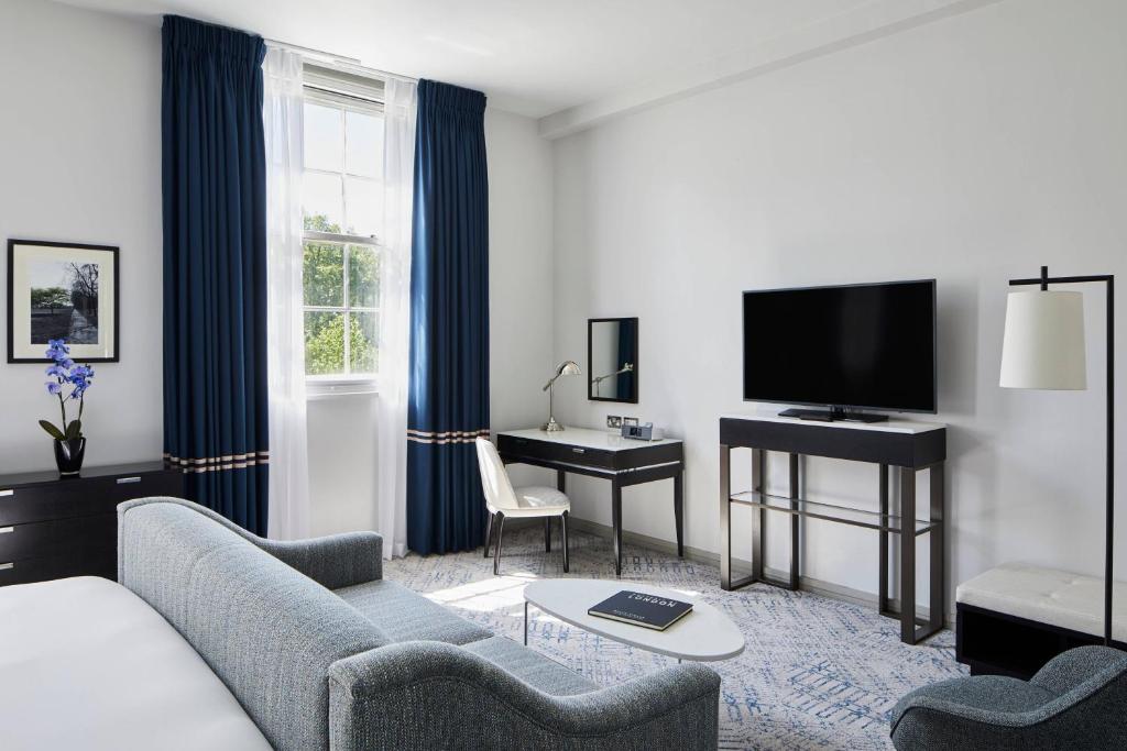 Executive King Room with Executive Lounge Access - Image 1