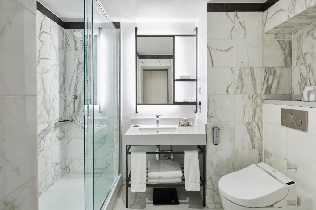 Executive King Room with Executive Lounge Access - Image 2