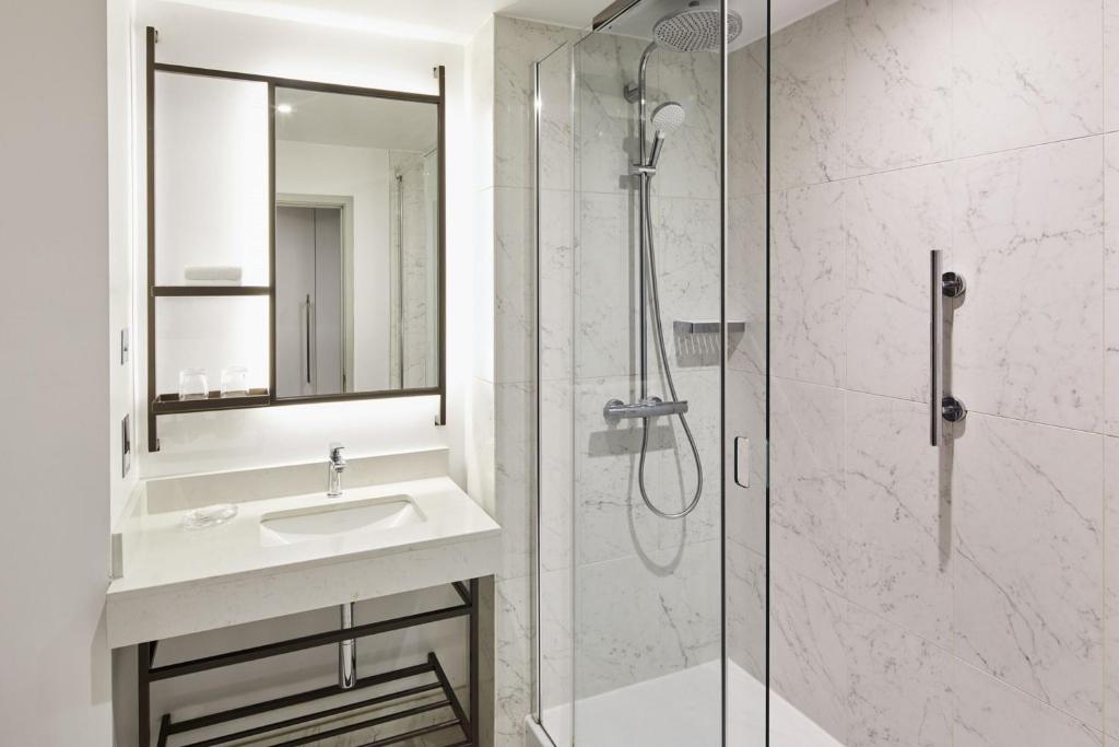 Executive King Room with Executive Lounge Access - Image 3