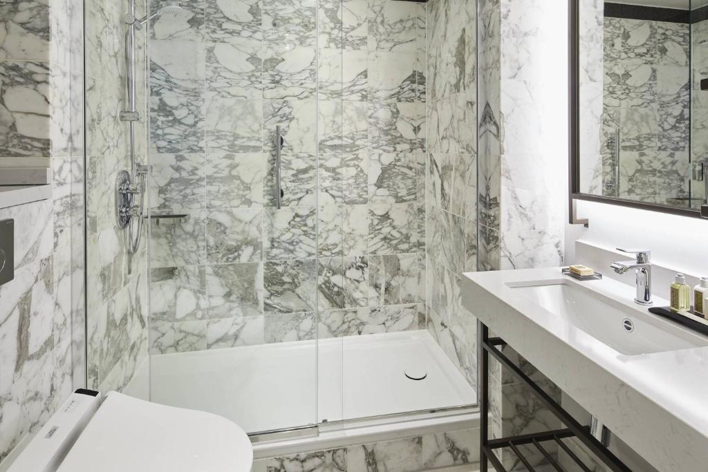 One-Bedroom Suite with Executive Lounge Access - Image 5