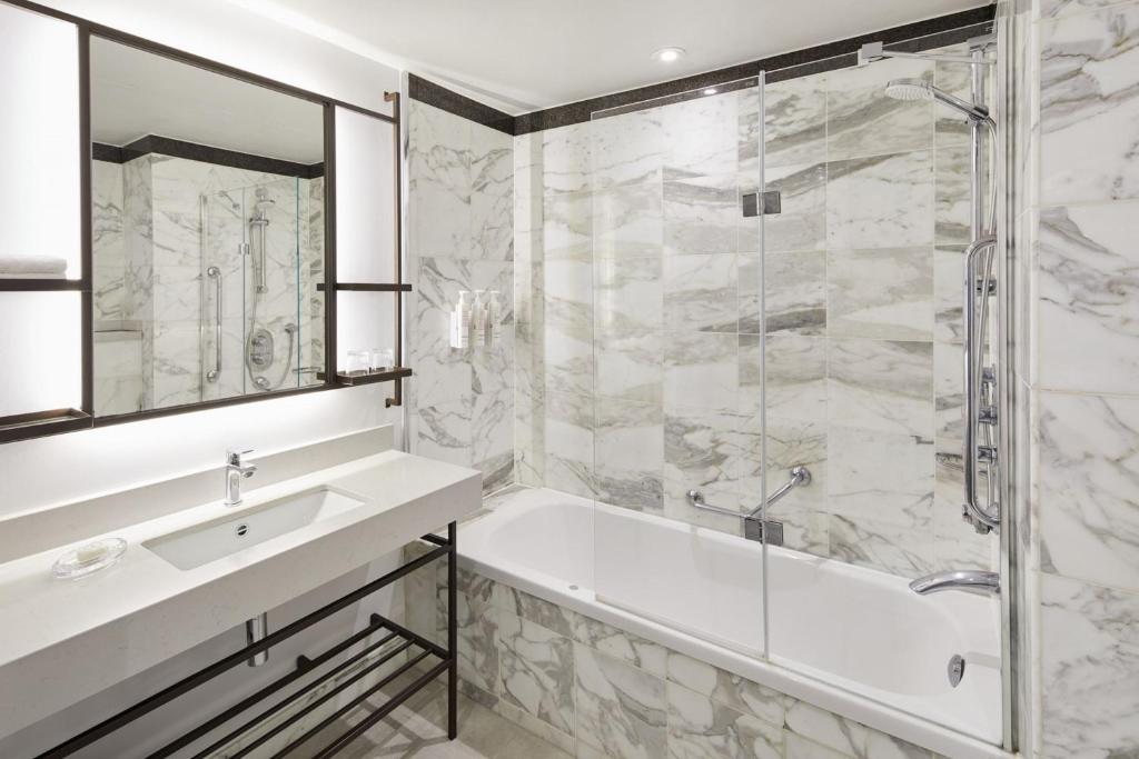 One-Bedroom Suite with Executive Lounge Access - Image 6