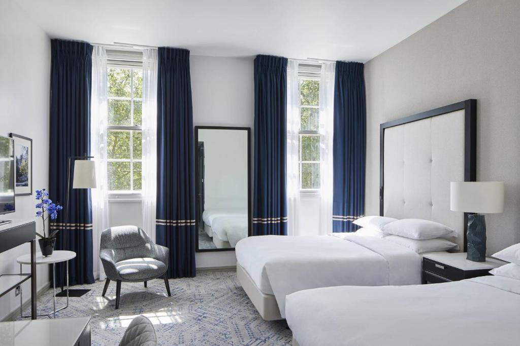 Superior Double Room with Two Double Beds and Square View - Image 3