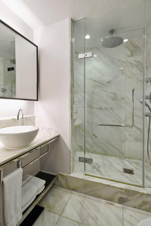 Superior Double Room with Two Double Beds and Square View - Image 4
