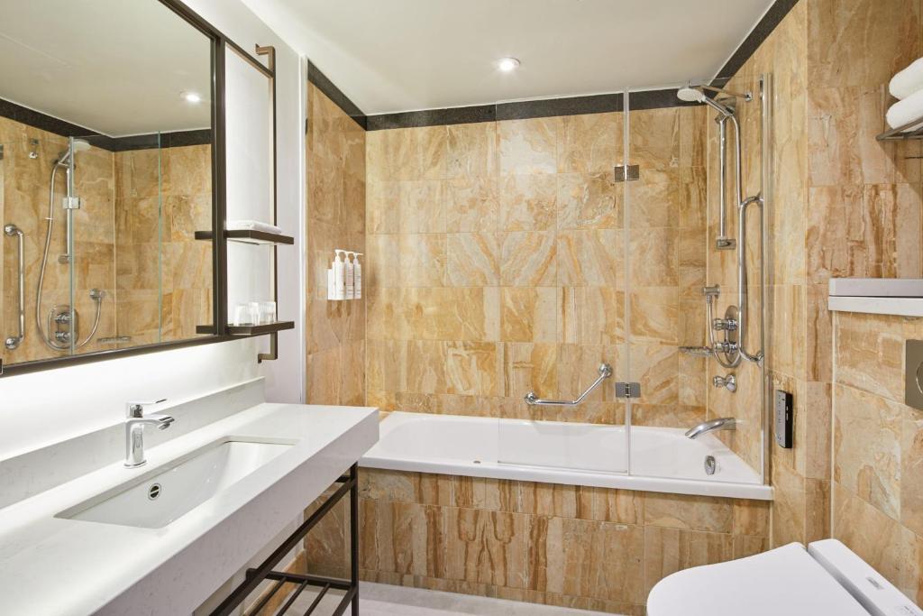 Superior Double Room with Two Double Beds and Square View - Image 5