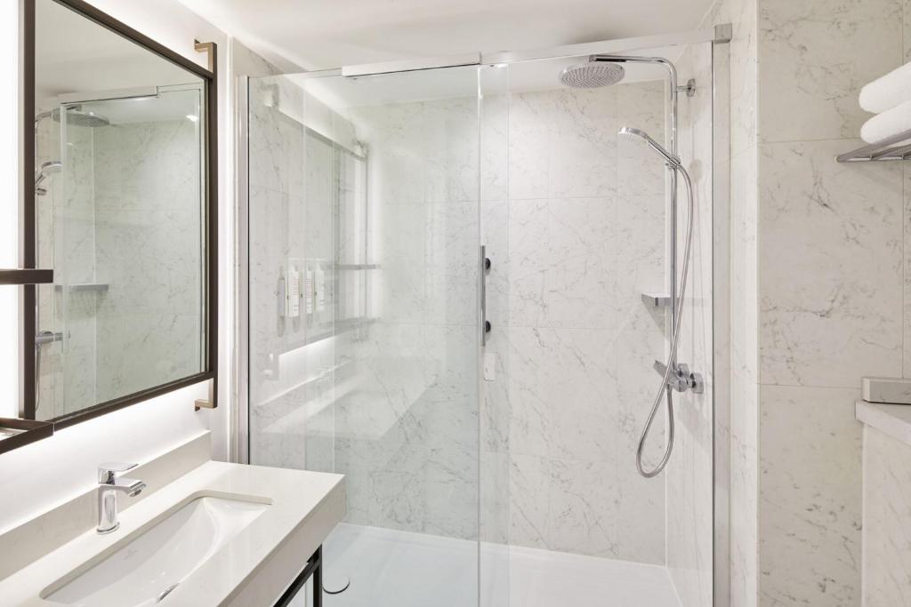 Superior Double Room with Two Double Beds and Square View - Image 7