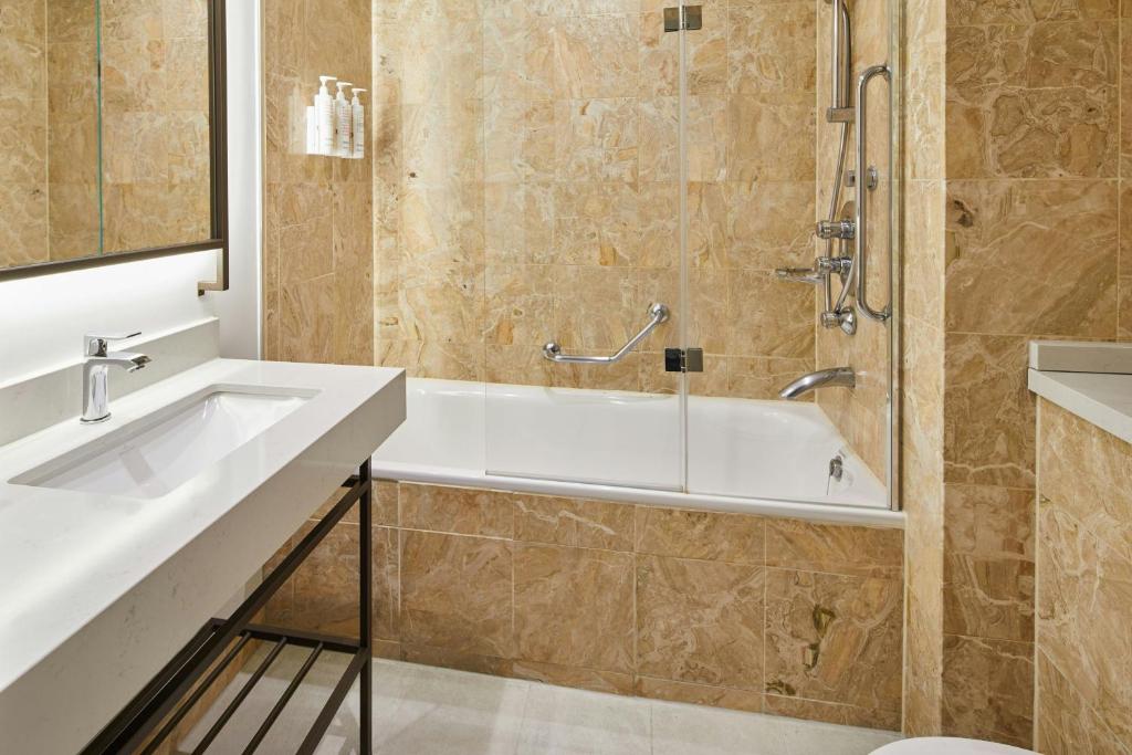 Superior King Room with Square View - Image 7