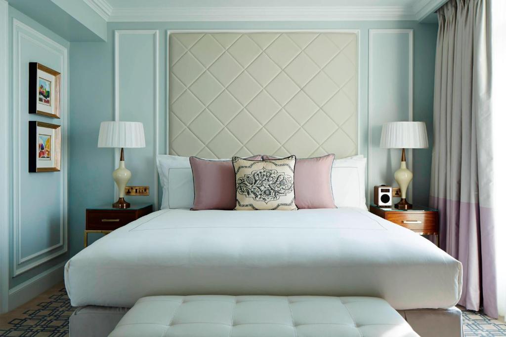 Deluxe Room, Guest room, 1 King - Image 2